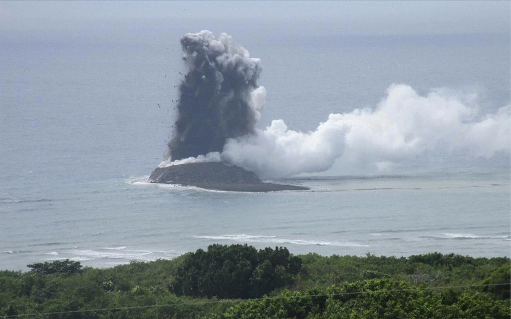 Erupcja wulkanu w archipelagu Ogasawara