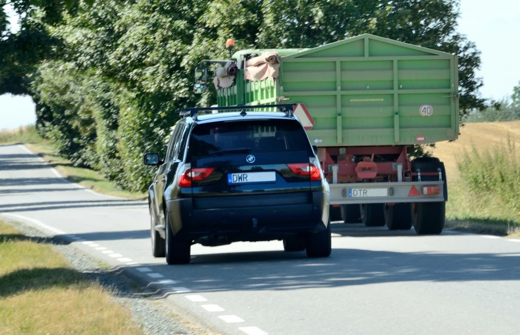 Wyprzedzanie ciągników czy pojazdów wolnobieżnych w świetle prawa nie różni się od wyprzedzania np. samochodów osobowych