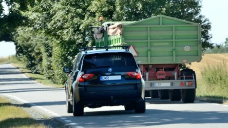 Jakie są zasady wyprzedzania ciągników rolniczych czy pojazdów wolnobieżnych?