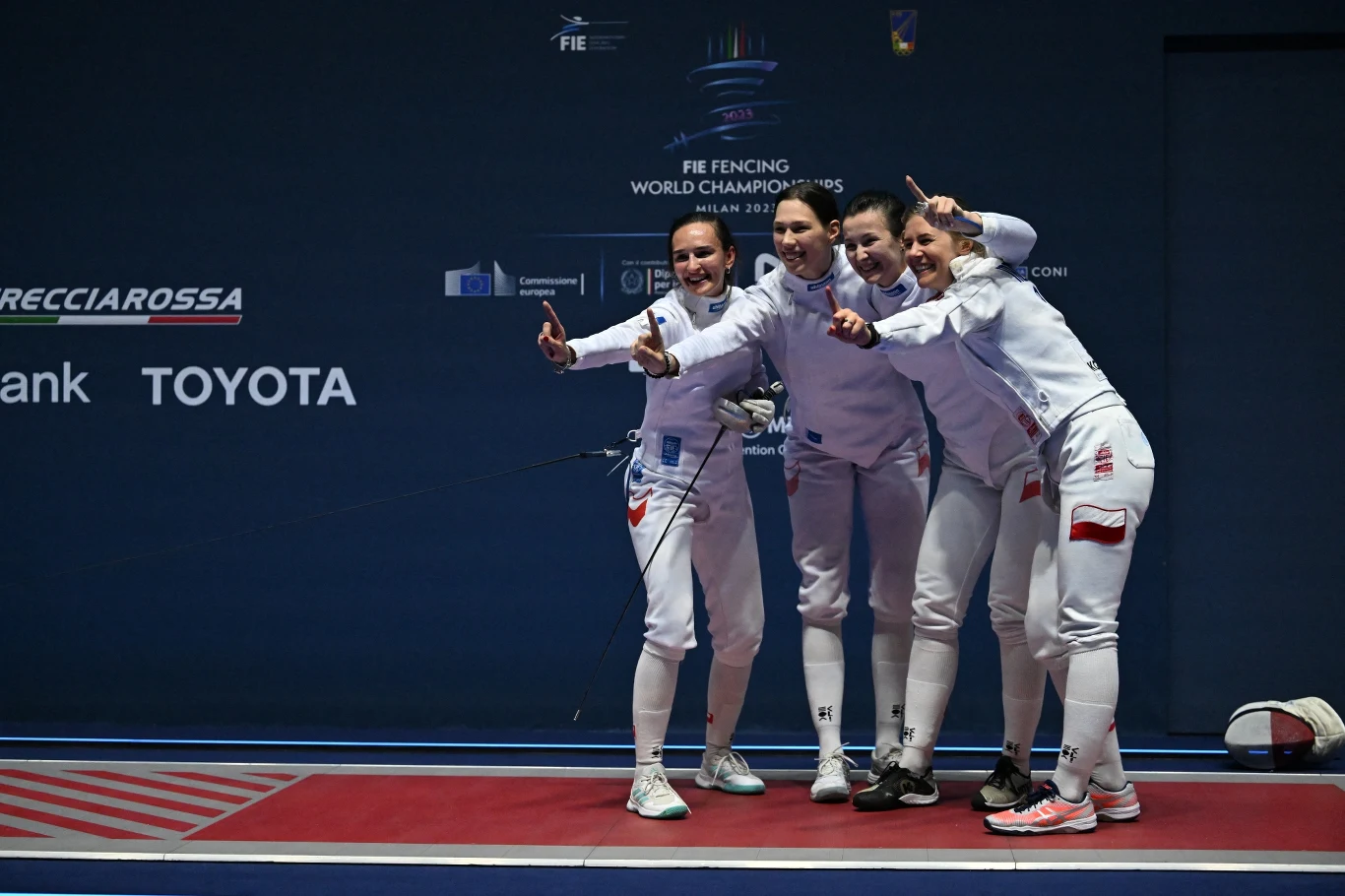 Renata Knapik-Miazga, Elżbieta Trzebińska, Magdalena Pawłowska, Martyna Swatowska-Wenglarczyk. Nie ma w tym słowa przesady, ale to jeden z największych sukcesów w polskim sporcie w 2023 roku. Drużyna szpadzistek jako jedyna zdobyła złoty medal mistrzostw świata w letnich konkurencjach olimpijskich. W dodatku dokonała tego na rok przed igrzyskami w Paryżu. Jest to także pierwszy złoty medal w tej konkurencji w historii polskiej szermierki. Złota czwórka w lipcowych mistrzostwach w Mediolanie pokonała pięć drużyn. Najbardziej zacięty był półfinałowy pojedynek z ówczesnymi liderkami światowego rankingu - Koreą Południową (33:32). W finale, przy pełnej hali, pokonały Włoszki, choć przegrywały 23:25. - Szermierka jest nieprzewidywalna, ale skoro wygrałyśmy mistrzostwo świata nic nie stoi na przeszkodzie, żebyśmy ten wynik powtórzyły – powiedziała w niedawnej rozmowie z Interią na temat szans na medal olimpijski jedna z medalistek, Martyna Swatowska-Wenglaczyk.