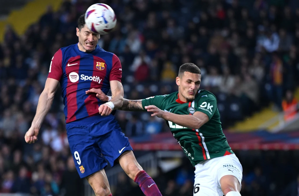 Po tym strzale Roberta Lewandowskiego mistrzowie Hiszpanii remisowali z Deportivo Alaves 1-1 Po tym strzale Roberta Lewandowskiego mistrzowie Hiszpanii remisowali z Deportivo Alaves 1-1