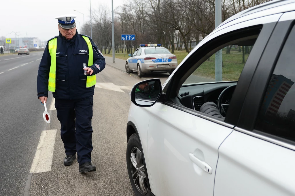 Policjant podczas zatrzymania do kontroli musi zachować się zgodnie z przepisami