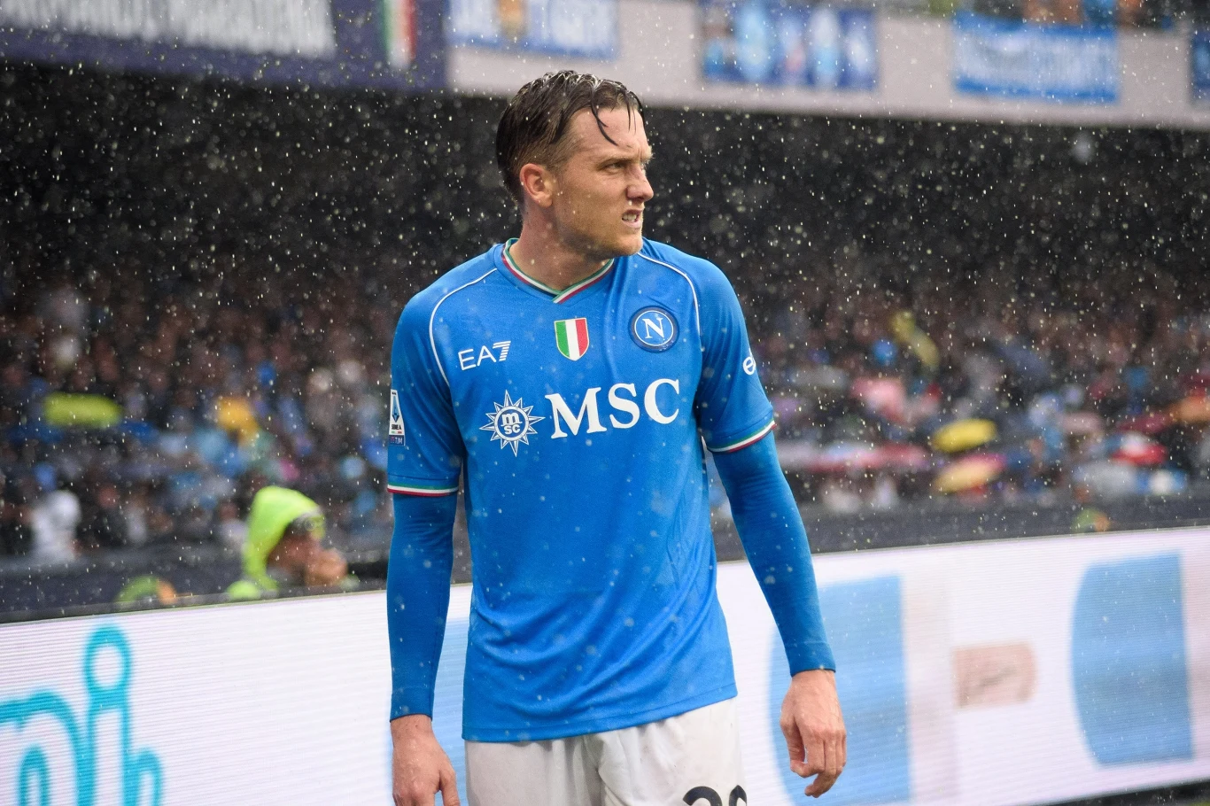 Piotr Zieliński. W Polsce często niedoceniany, za to w Napoli po niektórych spotkaniach Serie A kibice chętnie nosiliby go na rękach. To m.in. dzięki 29-letniemu pomocnikowi drużyna z Neapolu po 33 latach znów została mistrzem Włoch. Zieliński był jednym z głównych architektów tego sukcesu. W sezonie 2022/2023 opuścił tylko jedno spotkanie w Serie A, zdobywając trzy bramki i notując dziewięć asyst. Zieliński i Napoli nie zawiedli także w Lidze Mistrzów - doszli do ćwierćfinału, gdzie o jedną bramkę byli gorsi od AC Milan. W tych rozgrywkach Zieliński nie opuścił żadnego spotkania, zdobył aż cztery bramki i miał dwie asysty. Bardzo dobry 2023 rok Zielińskiego psują jednak fatalne występy reprezentacji Polski. Pomocnik Napoli także ponosi za to odpowiedzialność, bo w grupie z takimi rywalami jak Wyspy Owcze czy Mołdawia zdołał zanotować zaledwie jedną asystę. 