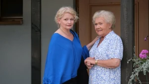 Barbara (Teresa Lipowska) niepokoi się o Martę (Dominika Ostałowska)