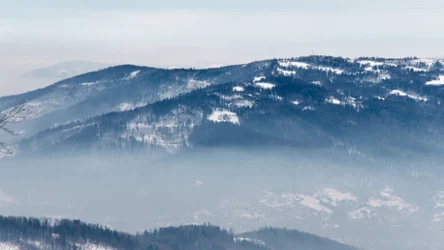 W Beskidach pojawił się śnieg. Na szlakach  w niektórych miejscach może być ślisko - ostrzega GOPR