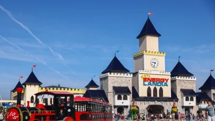Energylandia to obecnie największy park rozrywki w Polsce. Powstający w Łutynówku pod Olsztynkiem lunapark ma go jednak przebić. Co warto wiedzieć o nowym obiekcie?