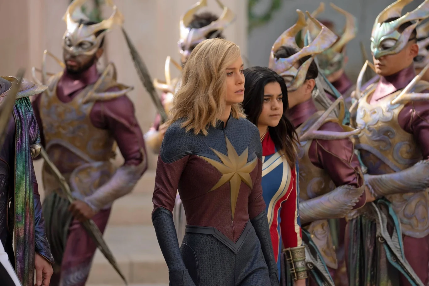Brie Larson i Iman Vellani w scenie z "Marvels"