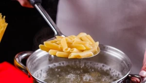 Gotujesz makaron w ten sposób? Psujesz smak i konsystencję potraw 
