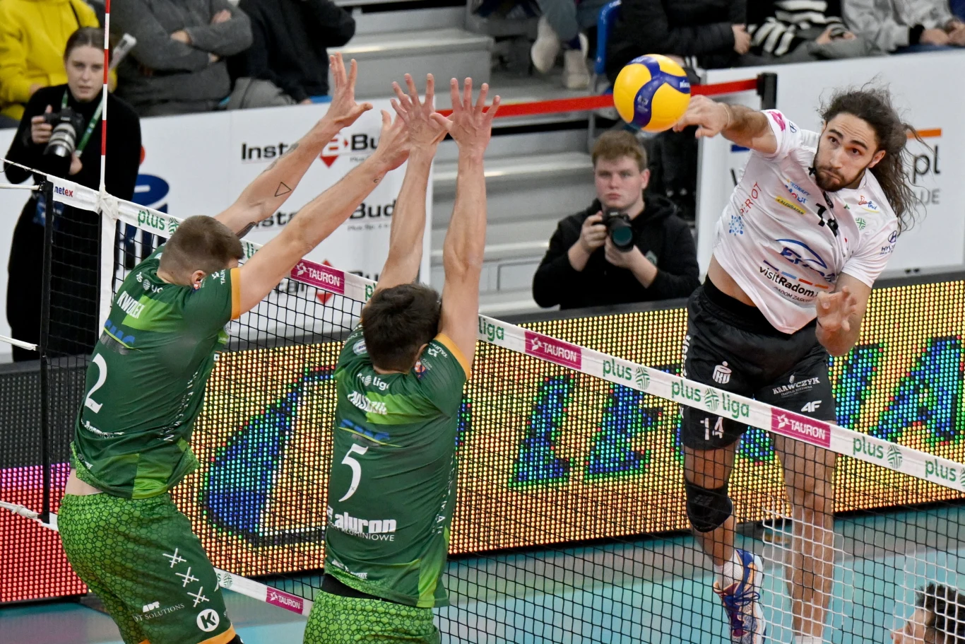 Atakuje Nikola Meljanac z Czarnych Radom