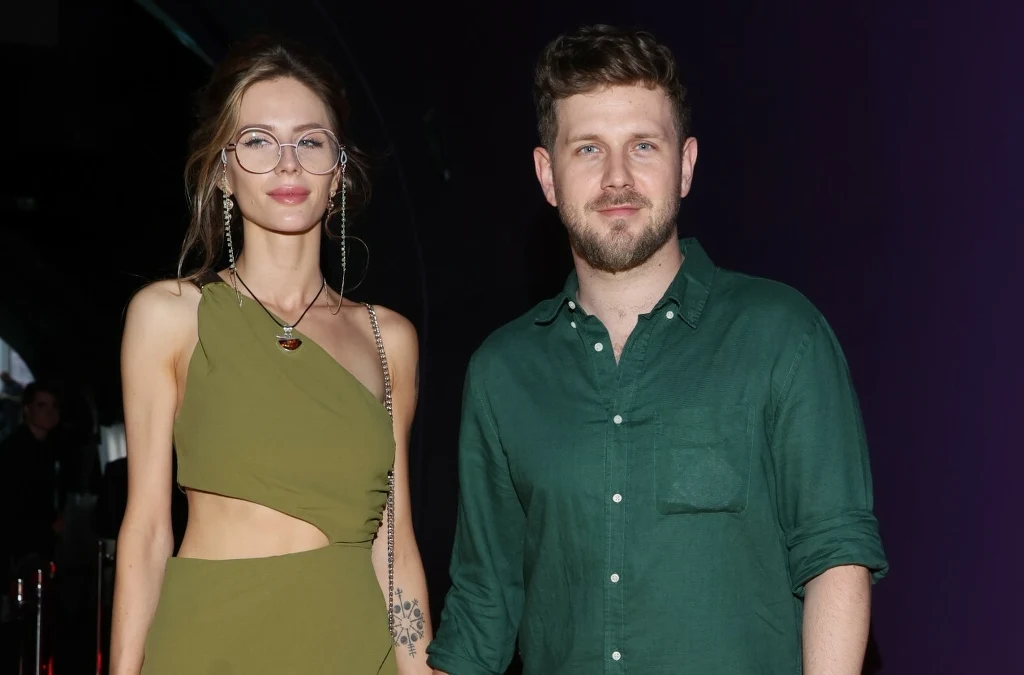 Antoni Królikowski z Izabelą u boku. Antoni Królikowski z Izabelą u boku.