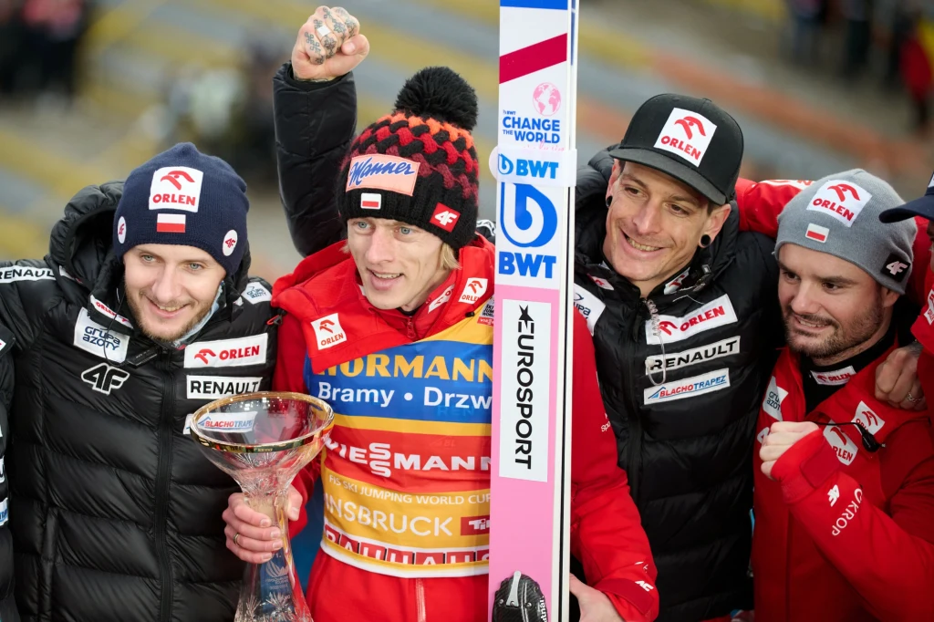 Trener reprezentacji Polski w skokach narciarskich Thomas Thurnbichler (drugi z prawej) miał nosa przy zmianie miejsca kolejnego zgrupowania z Planicy na Lillehammer Trener reprezentacji Polski w skokach narciarskich Thomas Thurnbichler (drugi z prawej) miał nosa przy zmianie miejsca kolejnego zgrupowania z Planicy na Lillehammer