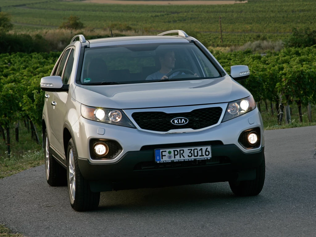 Kia Sorento to duży, nawet 7-osobowy SUV z ogromnym bagażnikiem – nie zdobył jednak takiej popularności jak mniejszy Sportage.