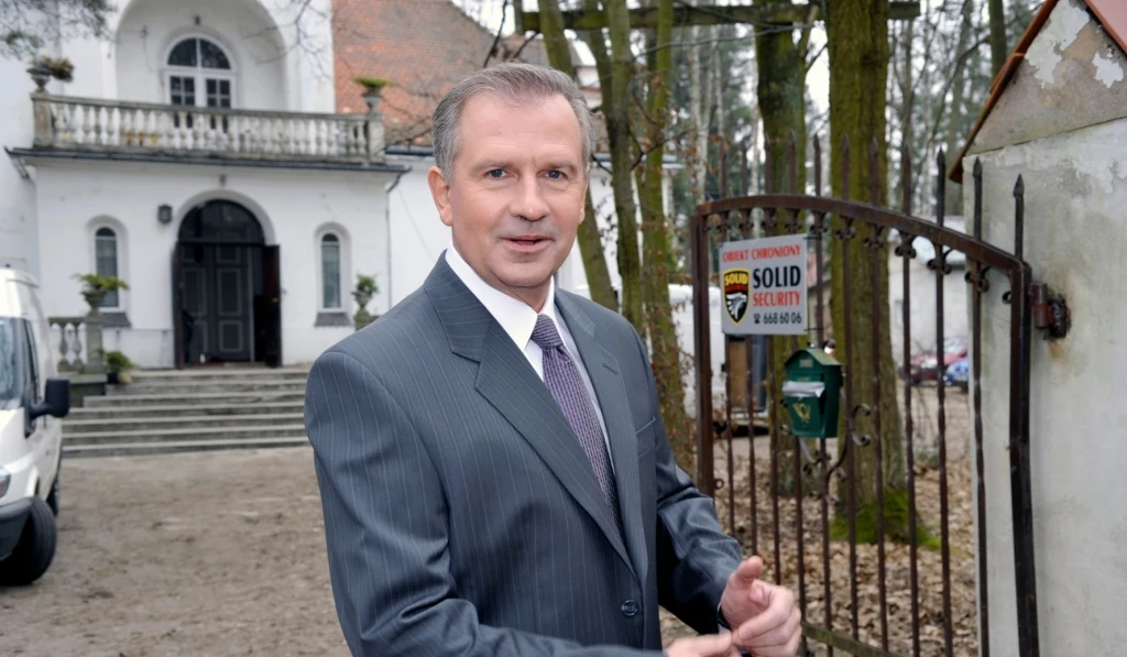 Tomasz Stockinger na tle siedziby Lubiczów Tomasz Stockinger na tle siedziby Lubiczów