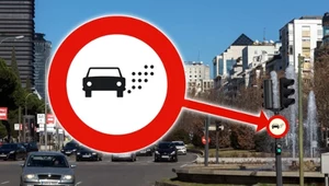 Kropeczki wokół samochodu nie oznaczają zagrożenia luźnym żwirem. Dotyczą stref czystego transportu