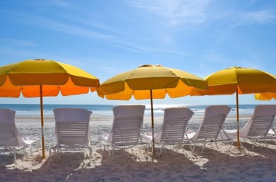 W sieci Biedronka dostępne są parawany i parasole na plaże!