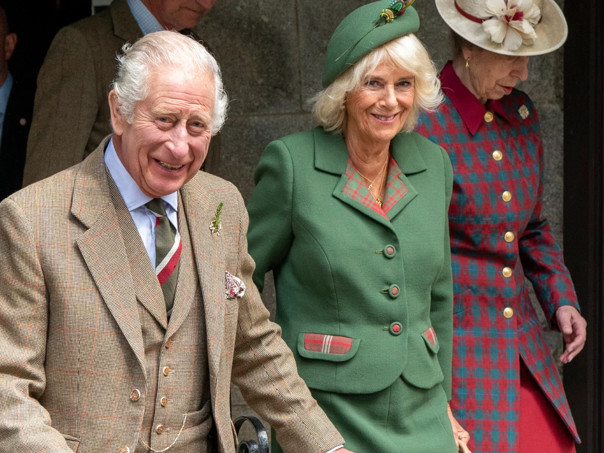 Król Karol III bardzo dobrze czuje się w towarzystwie swojej żony i siostry Król Karol III bardzo dobrze czuje się w towarzystwie swojej żony i siostry