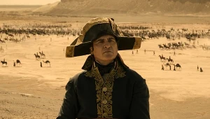 Joaquin Phoenix w scenie z filmu "Napoleon"