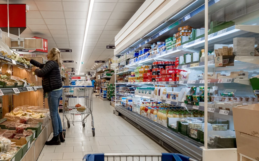 Lidl w Wielkiej Brytanii wyposaży pracownicze uniformy w kamery. Sieć przy współpracy z policją chce walczyć z plagą kradzieży. Zdj. ilustracyjne