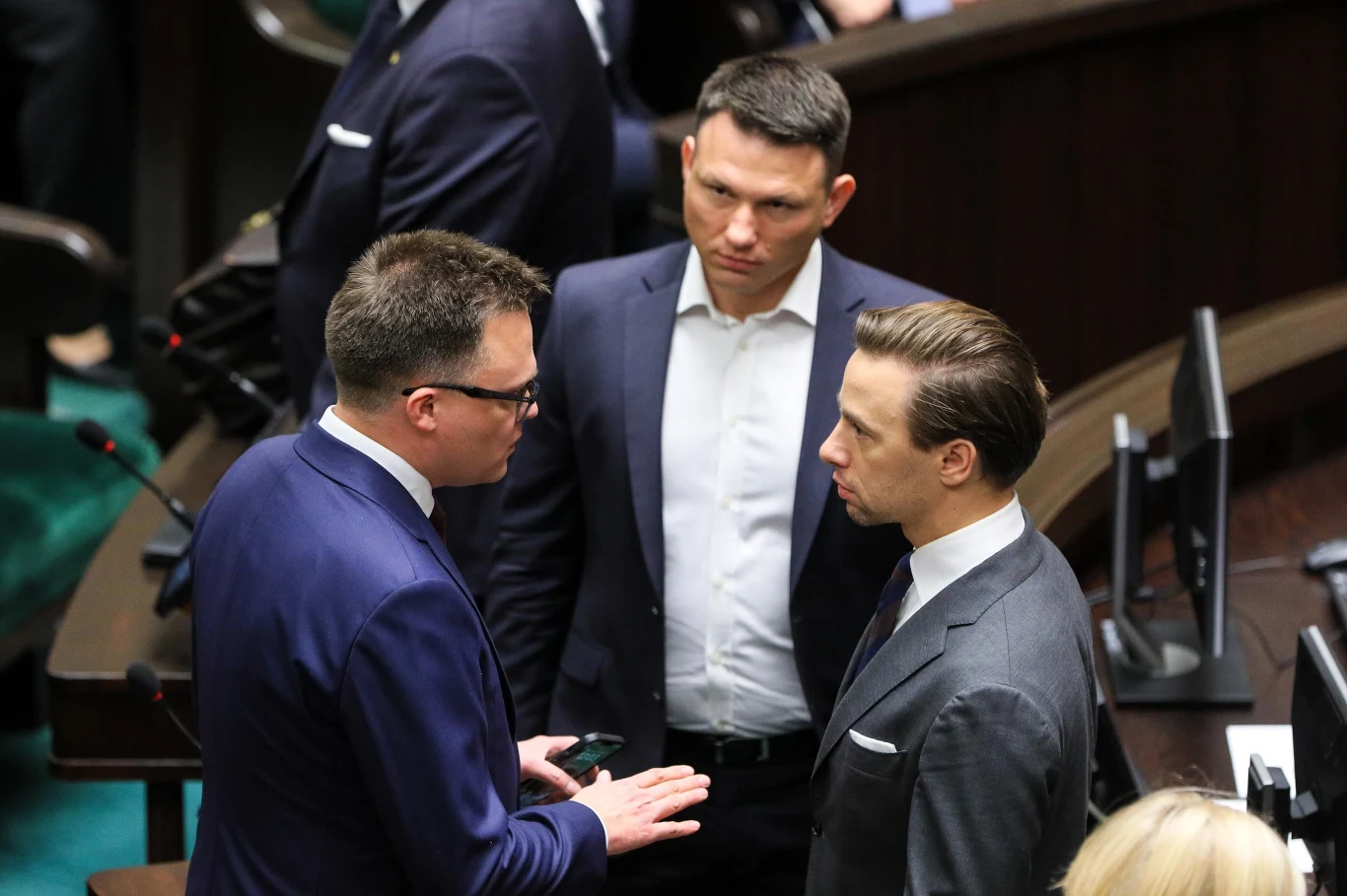 Przewodniczący Polski 2050 Szymon Hołownia (L) oraz posłowie Konfederacji Krzysztof Bosak (P) i Sławomir Mentzen (C) Przewodniczący Polski 2050 Szymon Hołownia (L) oraz posłowie Konfederacji Krzysztof Bosak (P) i Sławomir Mentzen (C)