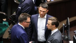 Przewodniczący Polski 2050 Szymon Hołownia (L) oraz posłowie Konfederacji Krzysztof Bosak (P) i Sławomir Mentzen (C) 