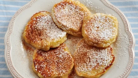 ​Szybkie i banalnie proste racuchy. Zrobisz je z serka wiejskiego