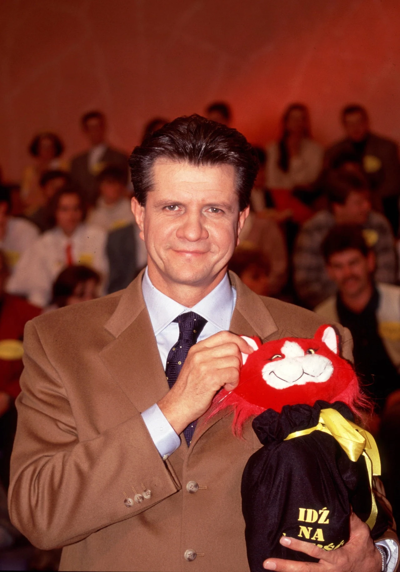 Zygmunt Chajzer z kotem Zonkiem - maskotką programu "Idź na całość". Zygmunt Chajzer z kotem Zonkiem - maskotką programu "Idź na całość".
