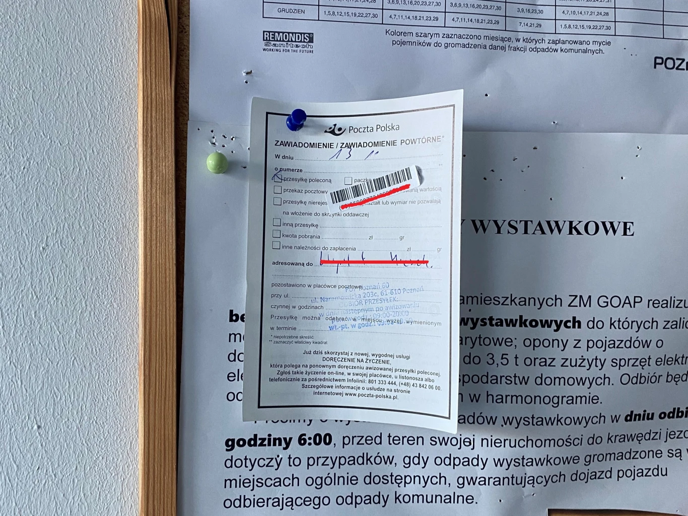 Awizo pozostawione przez listonosza na tablicy korkowej w klatce schodowej jednego z poznańskich bloków. Awizo pozostawione przez listonosza na tablicy korkowej w klatce schodowej jednego z poznańskich bloków.