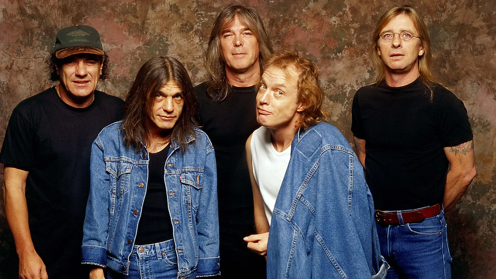 AC/DC w 2000 roku, od lewej: Brian Johnson, Malcolm Young, Cliff Williams, Angus Young i Phil Rudd