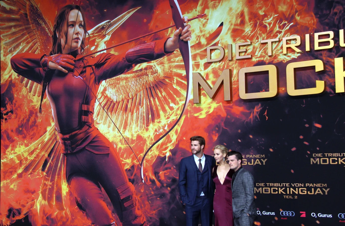 Liam Hemsworth, Jennifer Lawrence i Josh Hutcherson podczas premiery filmu "Igrzyska śmierci: Kosogłos, część 2" Liam Hemsworth, Jennifer Lawrence i Josh Hutcherson podczas premiery filmu "Igrzyska śmierci: Kosogłos, część 2"