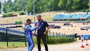 Trener Rafał Dobrucki z Bartoszem Zmarzlikiem. W tle stadion w Teterow.