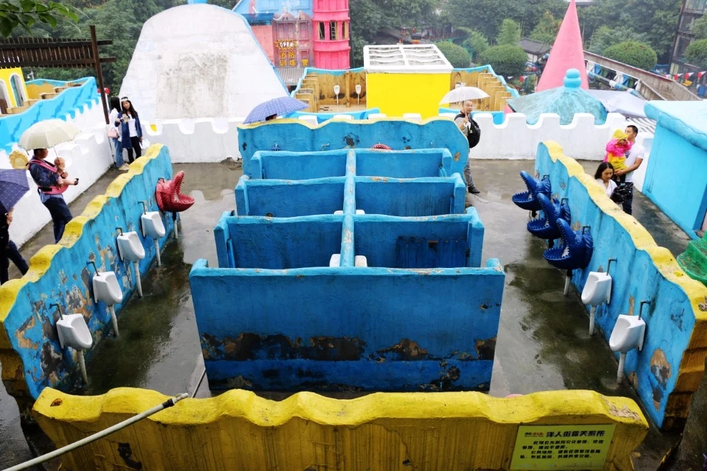 Przykład toalety publicznej w mieście Chongqing w Chinach. Zdjęcie z 2017 r.