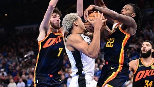 Jeremy Sochan (z piłką), przebija się przez obronę Thunder