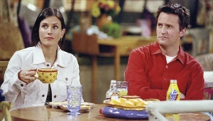 Courteney Cox i Matthew Perry w serialu "Przyjaciele"