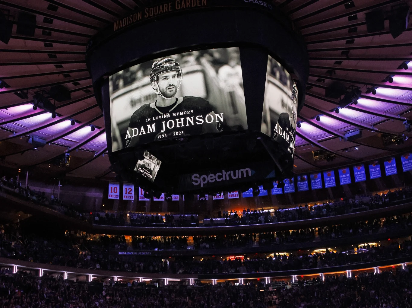 Hołd dla Adama Johnsona na meczu NHL