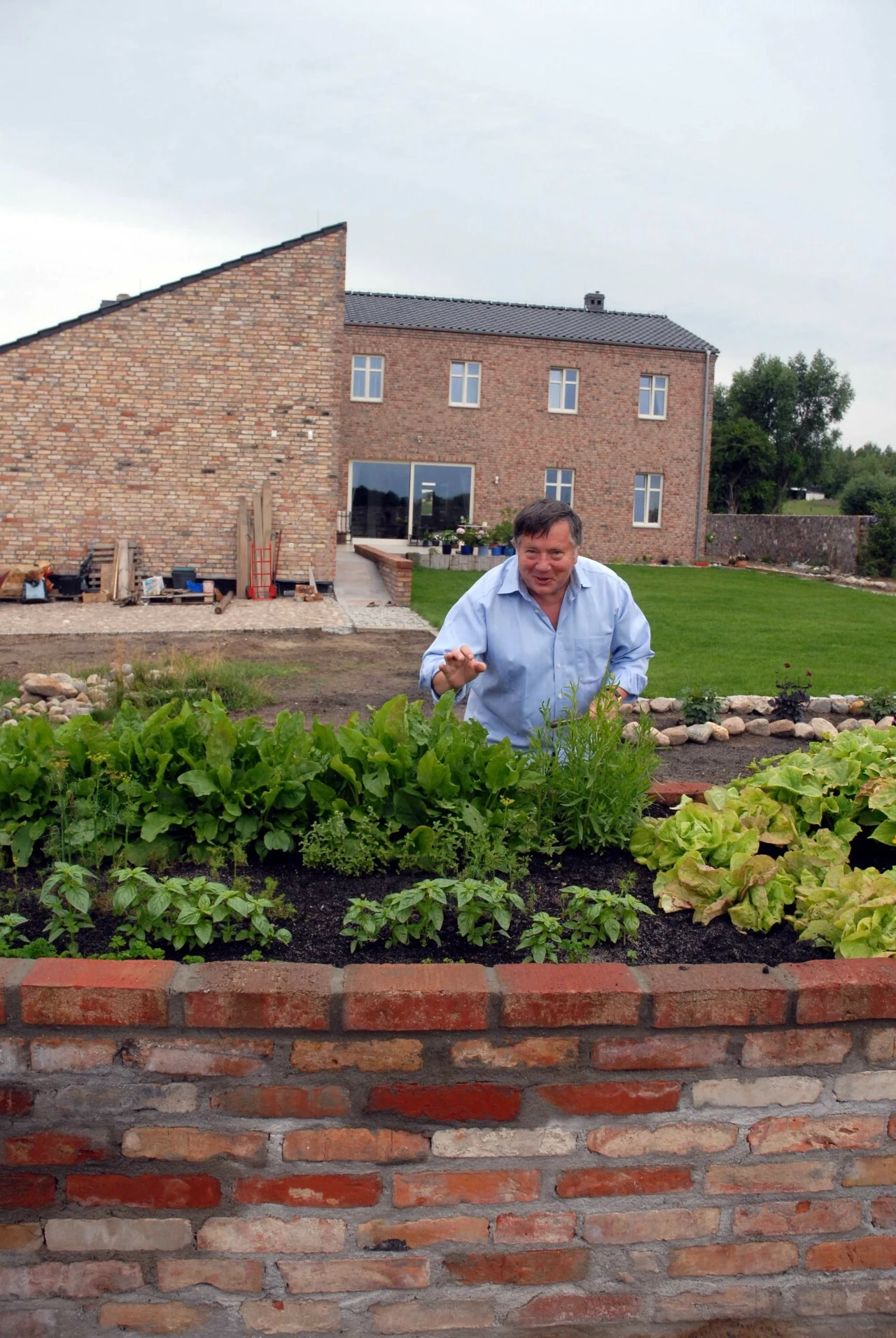 Hryniewicz mieszka w okazałej willi. W domu nie wymienia nawet żarówek Hryniewicz mieszka w okazałej willi. W domu nie wymienia nawet żarówek