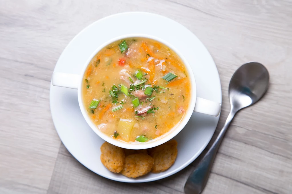 Zupa warzywna z dodatkiem boczku to doskonałe danie obiadowe na jesień oraz zimę