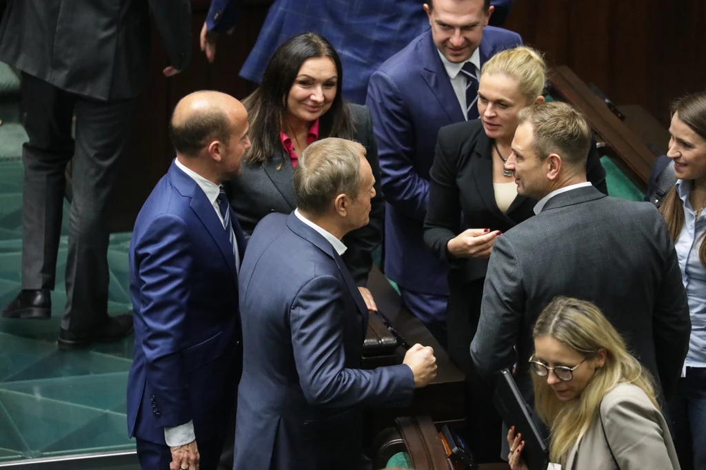 Donald Tusk z posłami Koalicji Obywatelskiej podczas drugiego dnia posiedzenia Sejmu