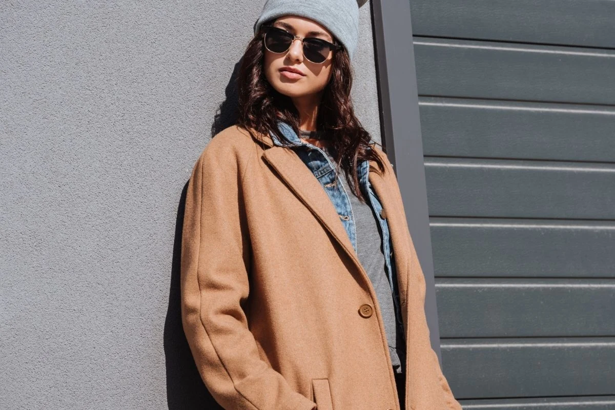 Kobiety z Francji bardzo dbają o dobór kolorów w swojej szafie. Żeby zawsze wyglądać dobrze stawiają na neutralną paletę Kobiety z Francji bardzo dbają o dobór kolorów w swojej szafie. Żeby zawsze wyglądać dobrze stawiają na neutralną paletę