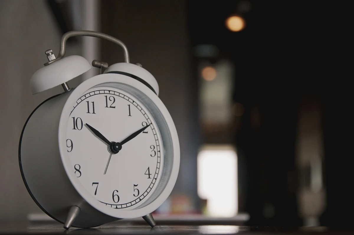 Wiele zegarków na zdjęciach ma ustawioną godzinę 10:10.