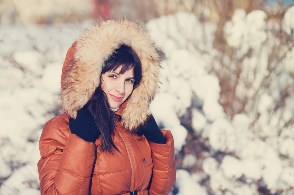 Aby kupić ciepłą kurtkę na zimę wcale nie trzeba wydawać fortuny. Wystarczy nieco poszperać czy trafić na promocję