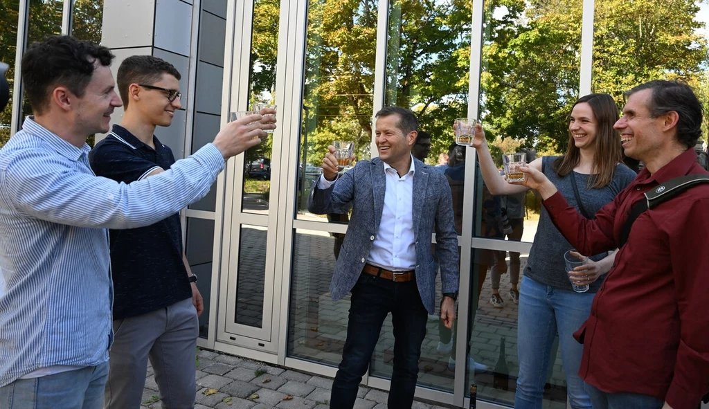 Ferenc Krausz symbolicznie świętuje zdobycie Nagrody Nobla z fizyki razem ze współpracownikami w Garching pod Monachium. Zdjęcie z 3 października br. Ferenc Krausz symbolicznie świętuje zdobycie Nagrody Nobla z fizyki razem ze współpracownikami w Garching pod Monachium. Zdjęcie z 3 października br.