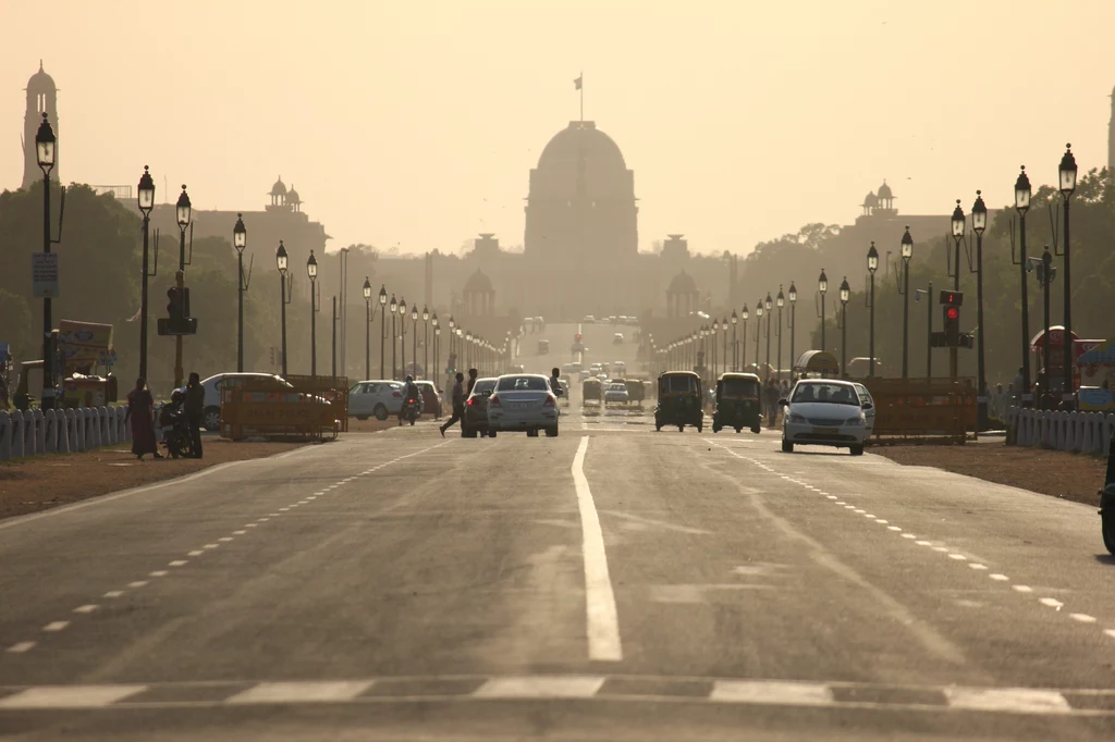 Smog w Indiach i Bangladeszu jest potęgowany przez znaczny wzrost liczby pojazdów, która wzrosła czterokrotnie od początku XXI wieku.