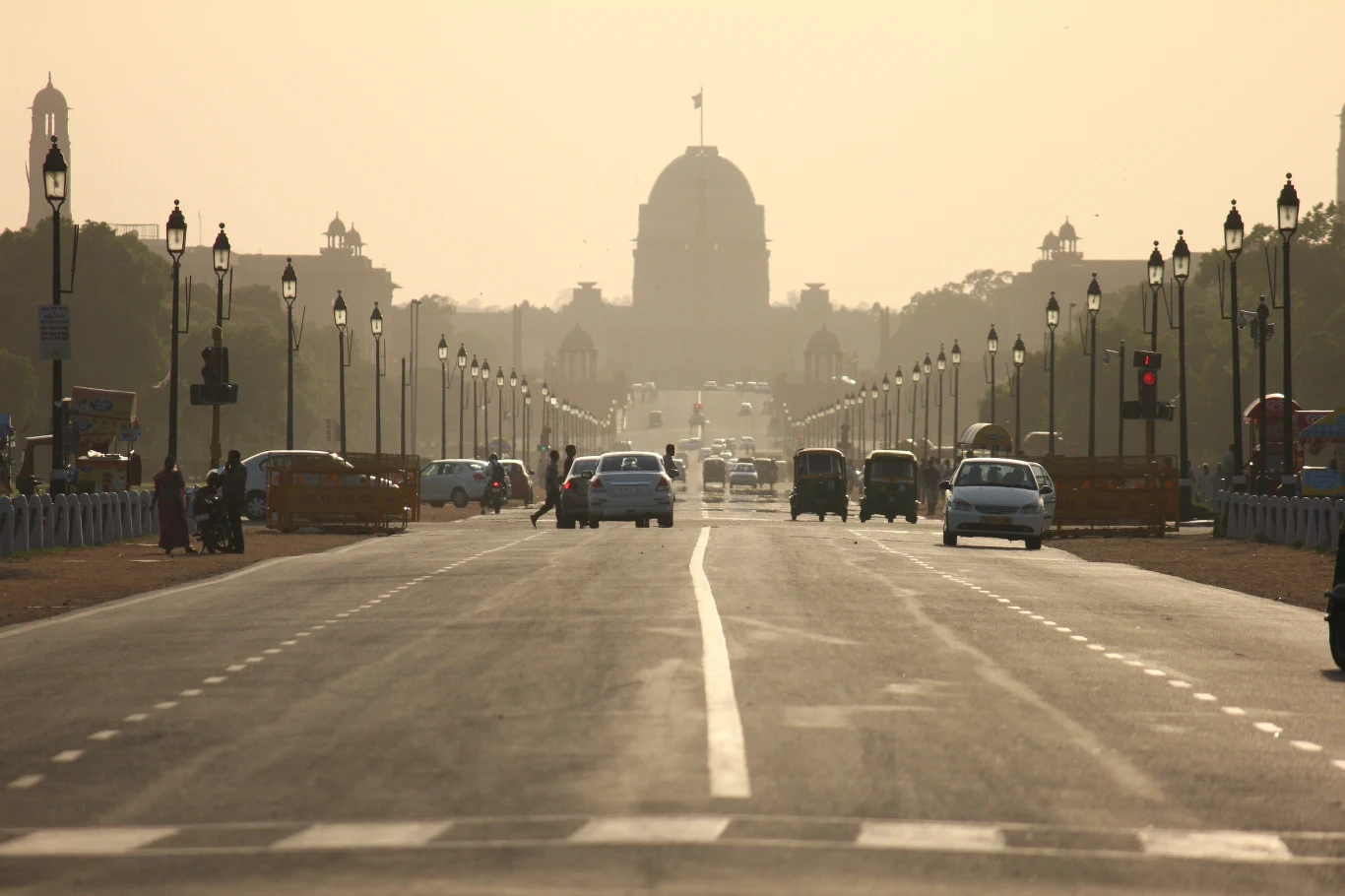 Smog w Indiach i Bangladeszu jest potęgowany przez znaczny wzrost liczby pojazdów, która wzrosła czterokrotnie od początku XXI wieku. Smog w Indiach i Bangladeszu jest potęgowany przez znaczny wzrost liczby pojazdów, która wzrosła czterokrotnie od początku XXI wieku.