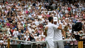 Hubert Hurkacz i Novak Djoković po meczu IV rundy Wimbledonu w 2023 roku