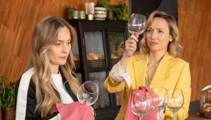 Renata (Anna Mrozowska) zgodzi się przyjąć Anitę (Karolina Porcari) do pracy
