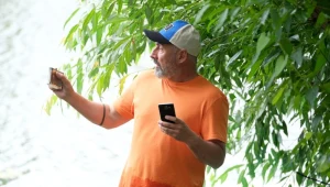 Pijany Adam (Jacek Kopczyński) wpakuje się w niezłe tarapaty