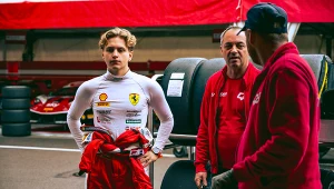 Szymon Ładniak (pierwszy od lewej)