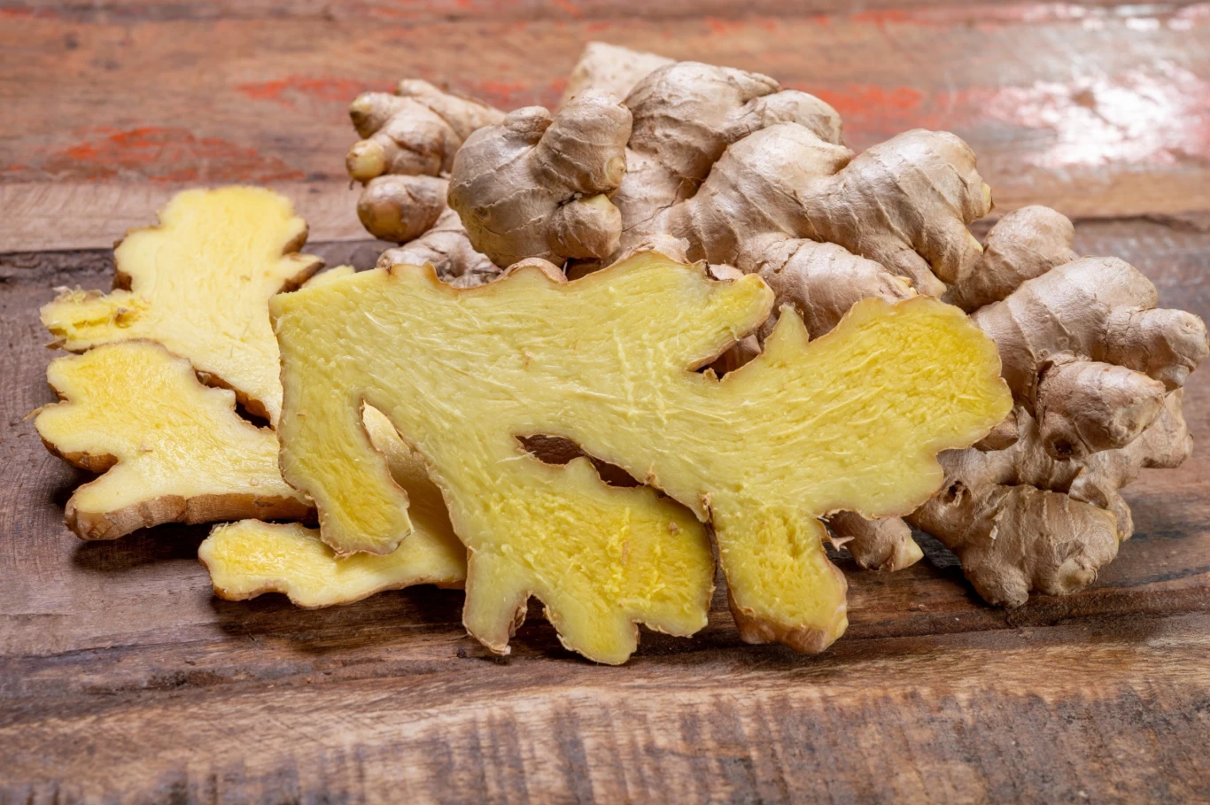 Imbir posiada silne właściwości rozgrzewające. Nie powinno go więc zabraknąć w domowej maści na ból stawów