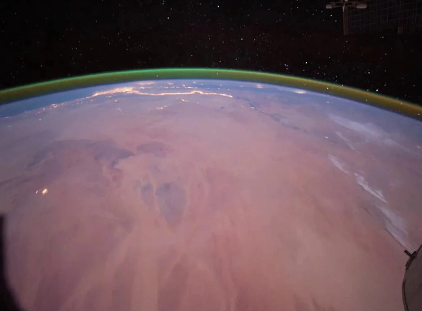 Zielona poświata w atmosferze Ziemi widziana z Międzynarodowej Stacji Kosmicznej Zielona poświata w atmosferze Ziemi widziana z Międzynarodowej Stacji Kosmicznej