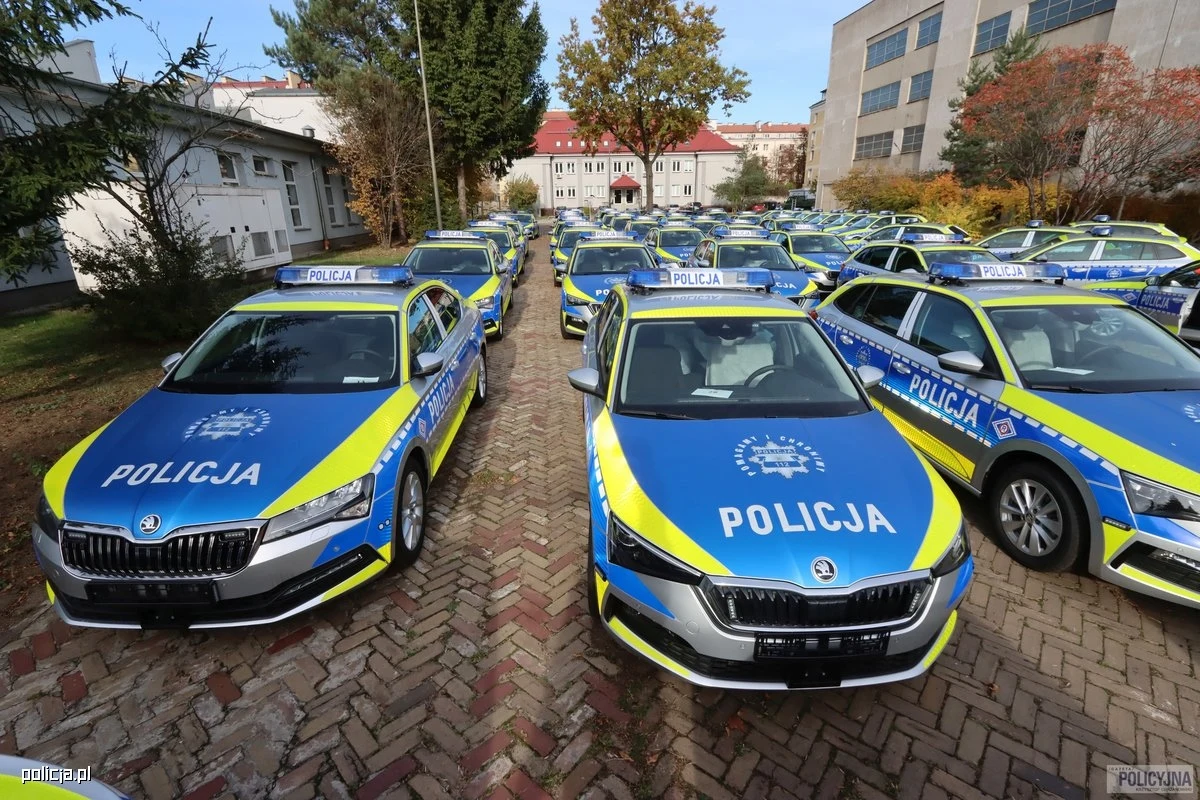 Setka nowych radiowozów dla policji